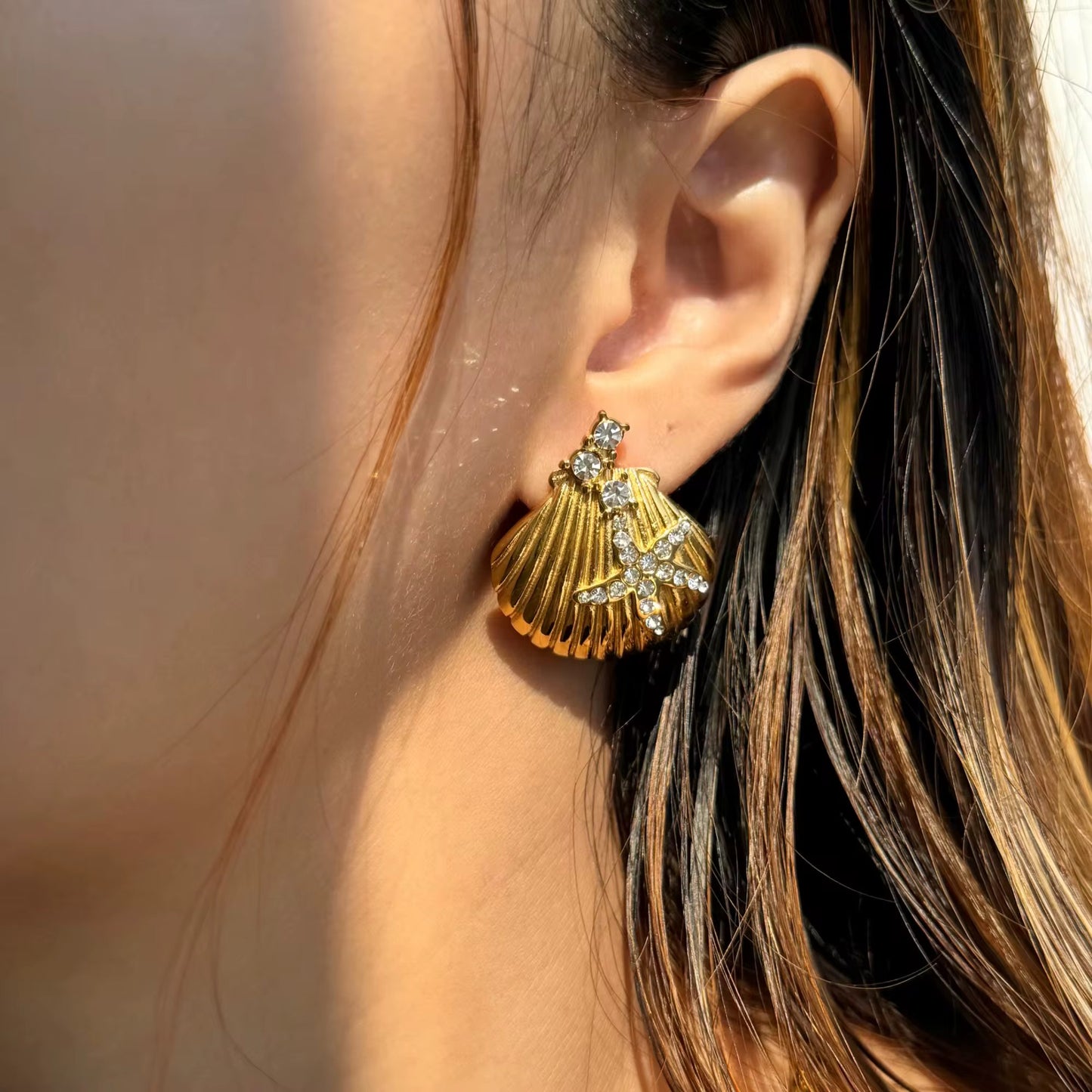 Vintage Seashell Stud Earrings with Zircon Starfish - Gold or Silver Plated