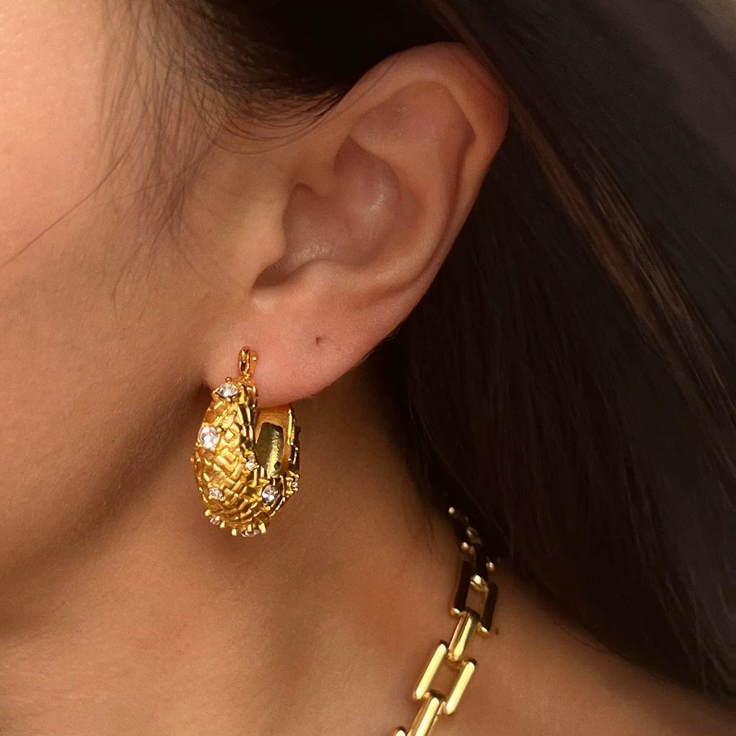 Vintage Textured Gold Hoop Earrings - Zircon Molten Court Style Huggie