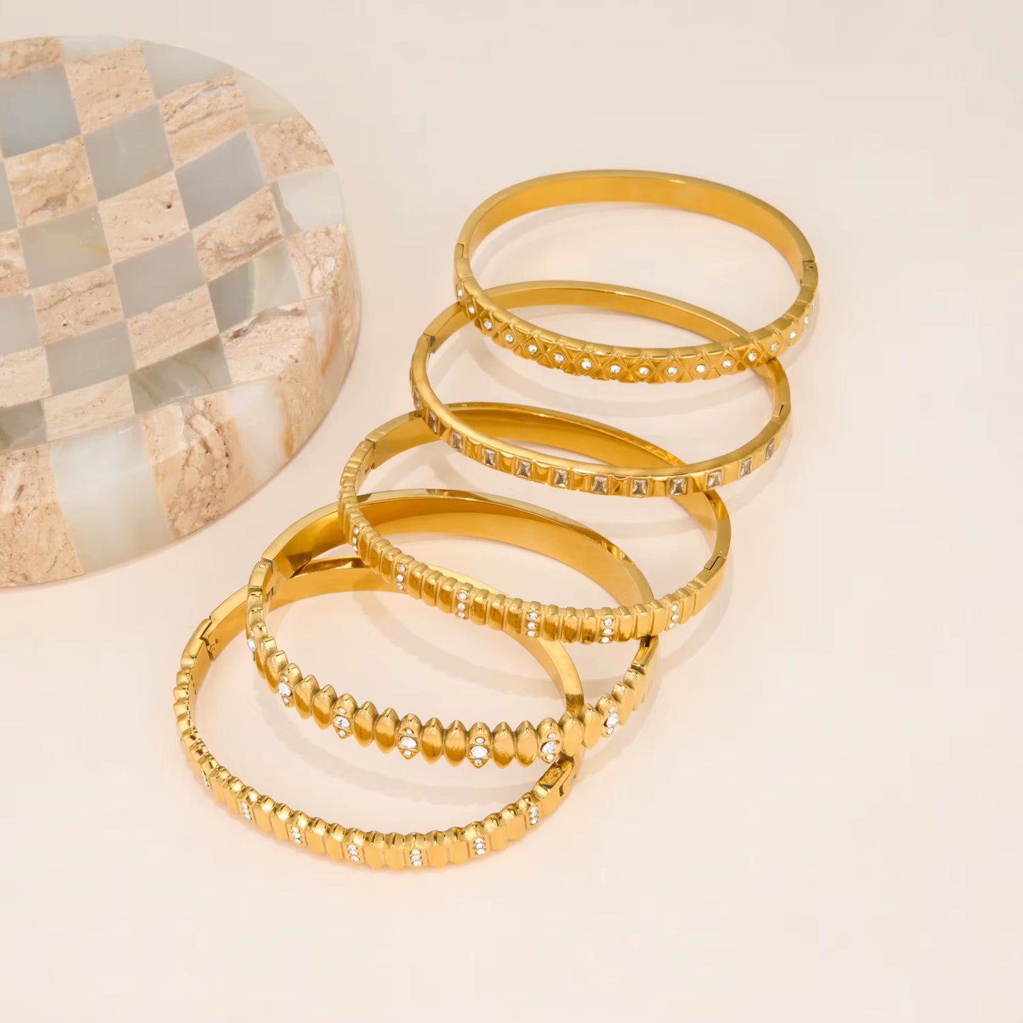 Vintage Hexagon Faceted Zircon Bangle – 18K Gold Plated ✨